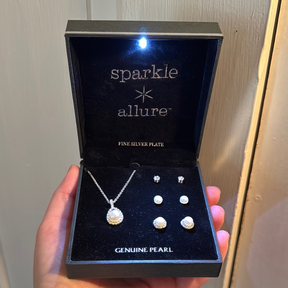 BNWOT Sparkle & Allure Genuine Pear and Sliver Plated Earring and Necklace set